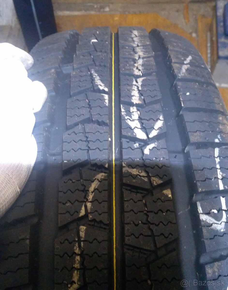 4 ks zimné pneu 205/65 R16C Nexen Winguard WT1 - 4