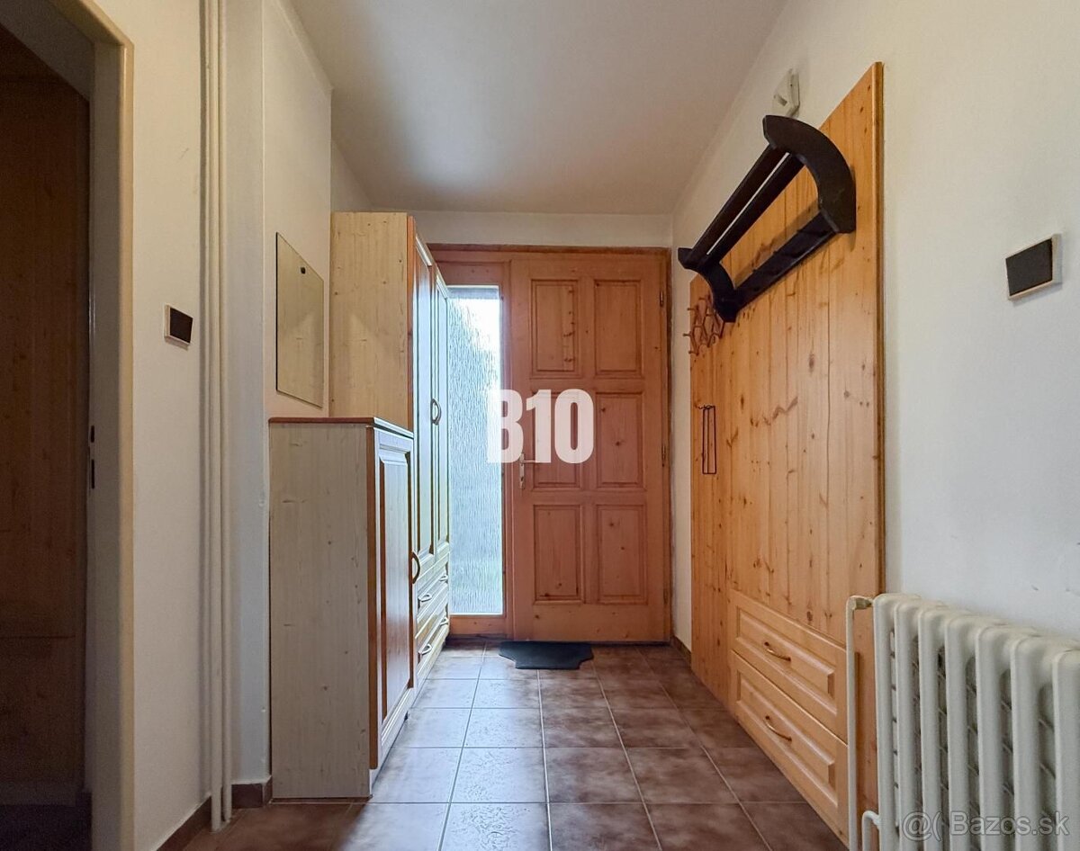 Priestranný rodinný dom s garážou na veľkom pozemku v obci V - 4