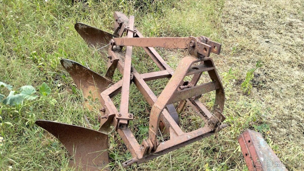 Traktor z náradím - 4