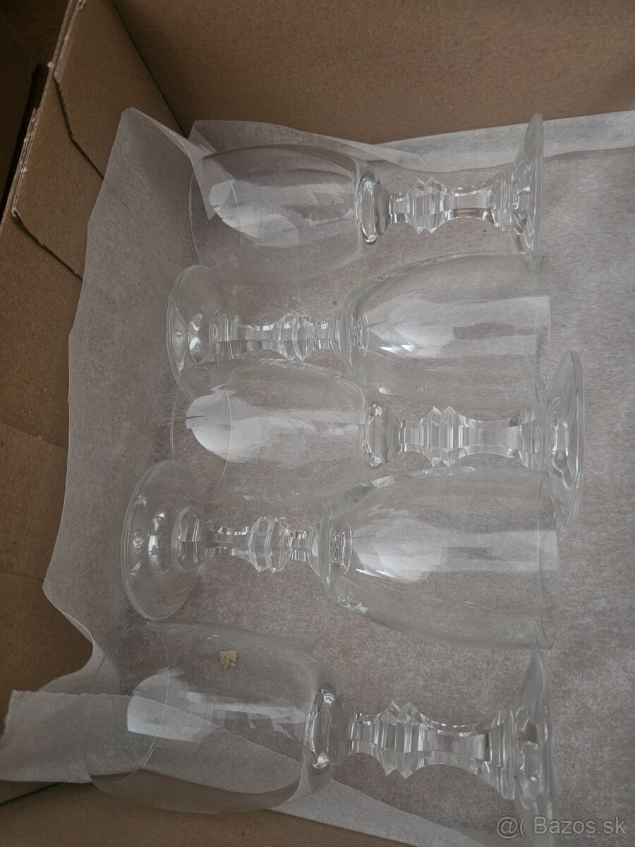 Sklenené poháre na víno. - 4