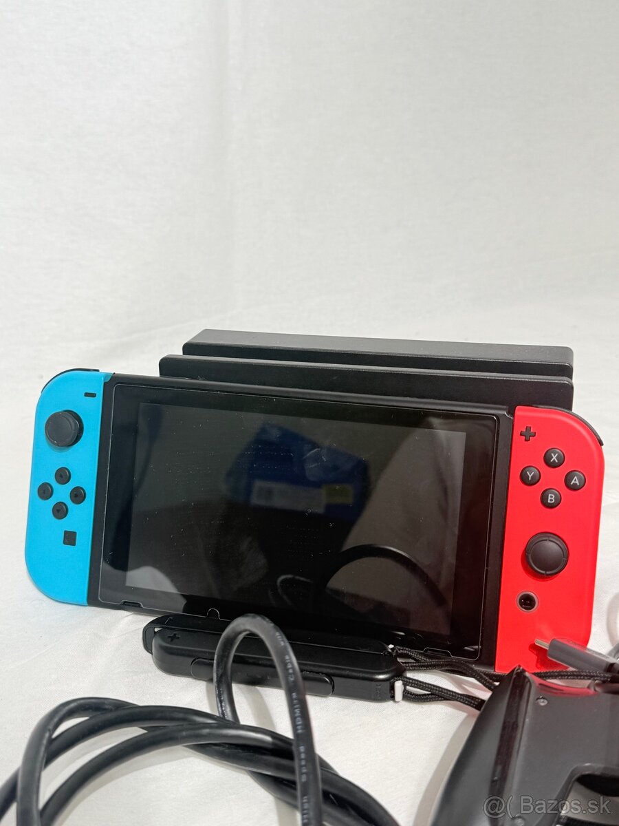 Nintendo Switch aj s prislusenstvom - 4