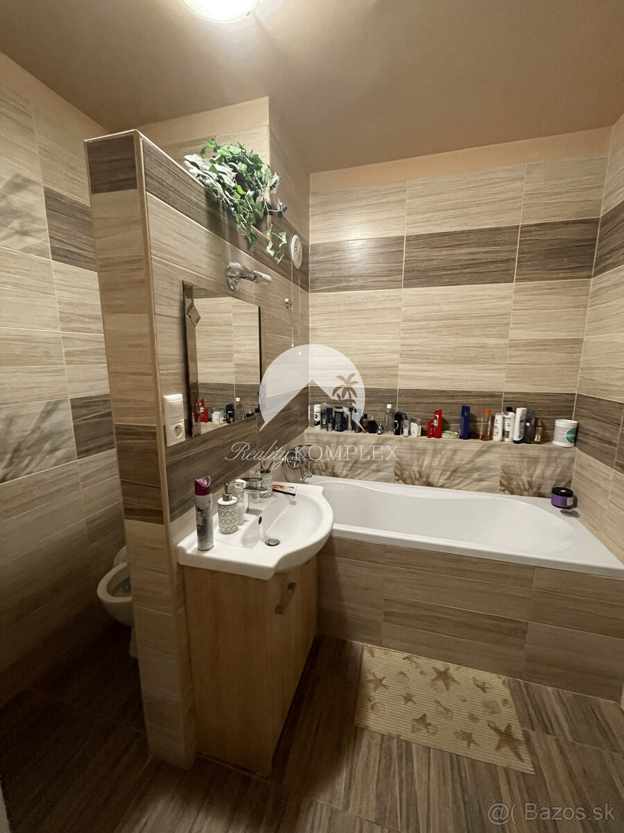 Reality KOMPLEX s.r.o. Vám ponúka 3-izbový byt s loggiou po - 4