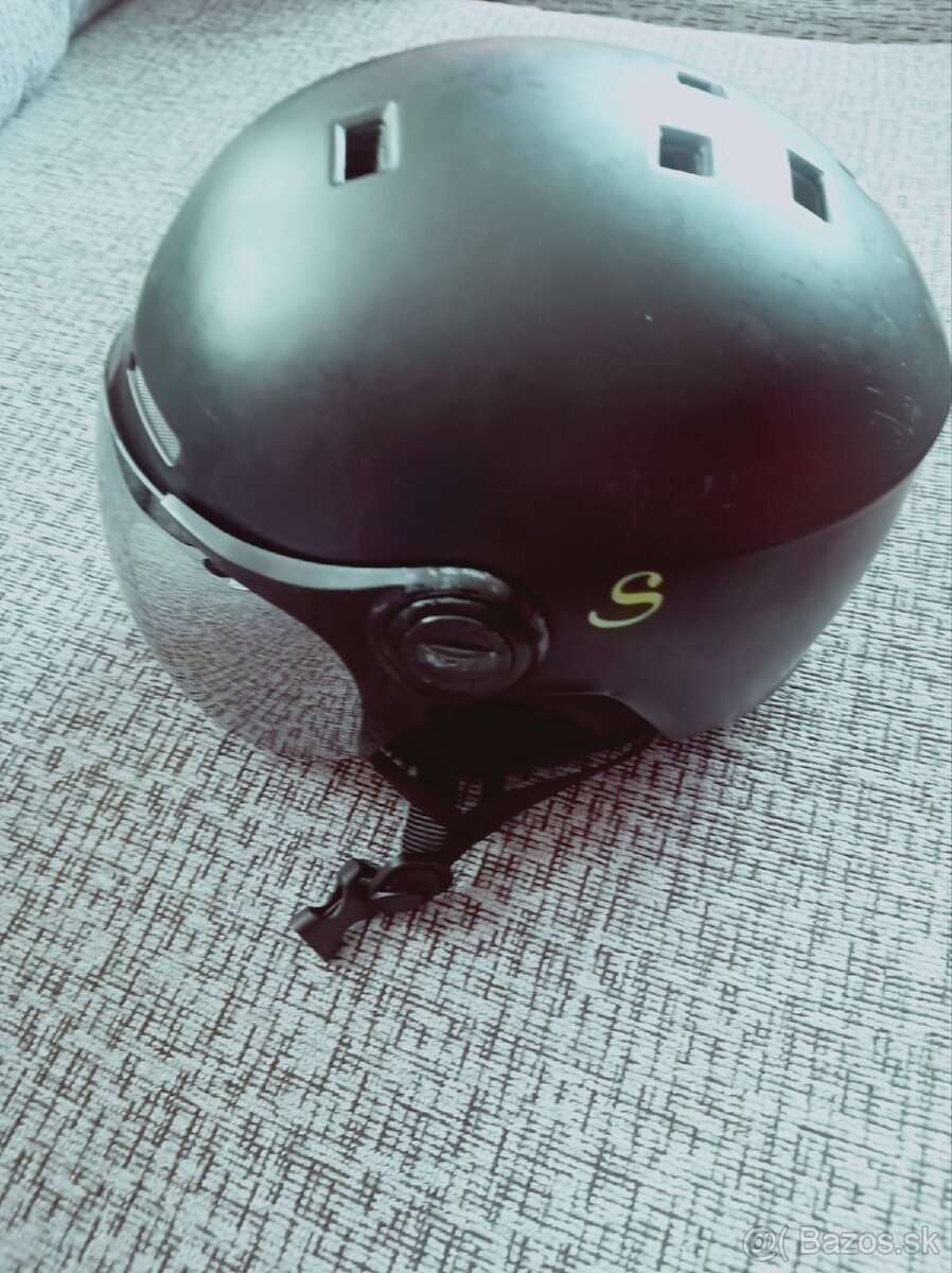 Predám Lyžiarska prilba so štítom - 4
