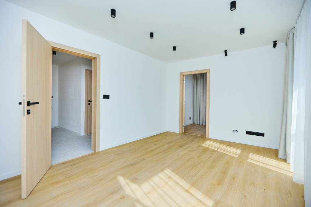 NOVOREKONŠTRUOVANÝ 4 - IZBOVÝ BYT , UL. HUMENSKÁ, TERASA - 4