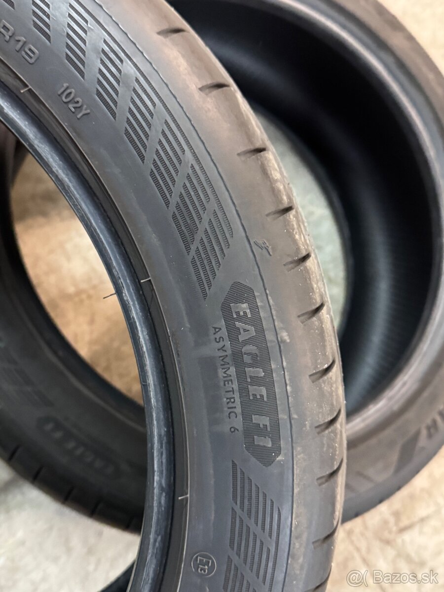 245/45R19 - 4
