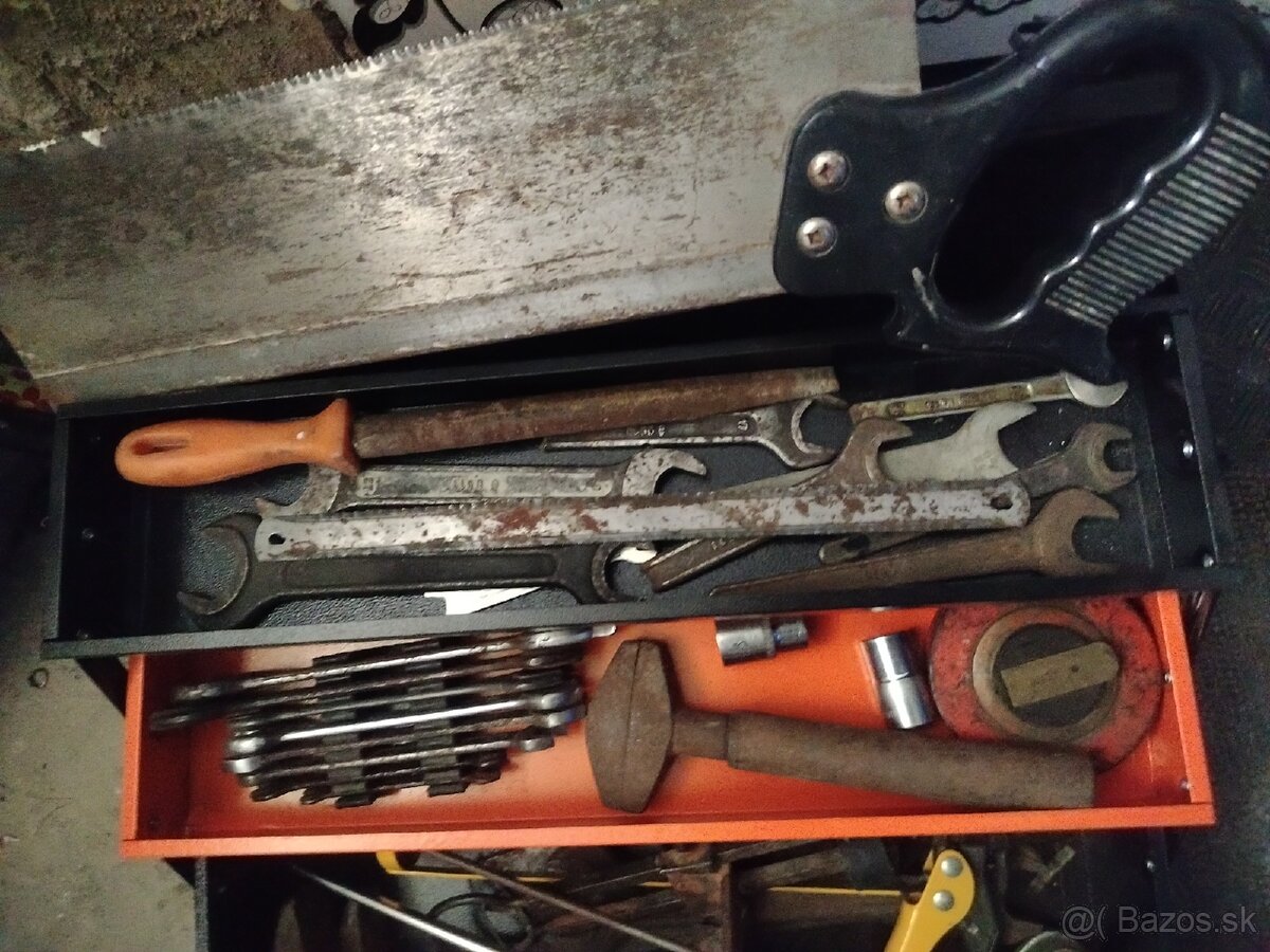 Kufrík s náradím. - 4