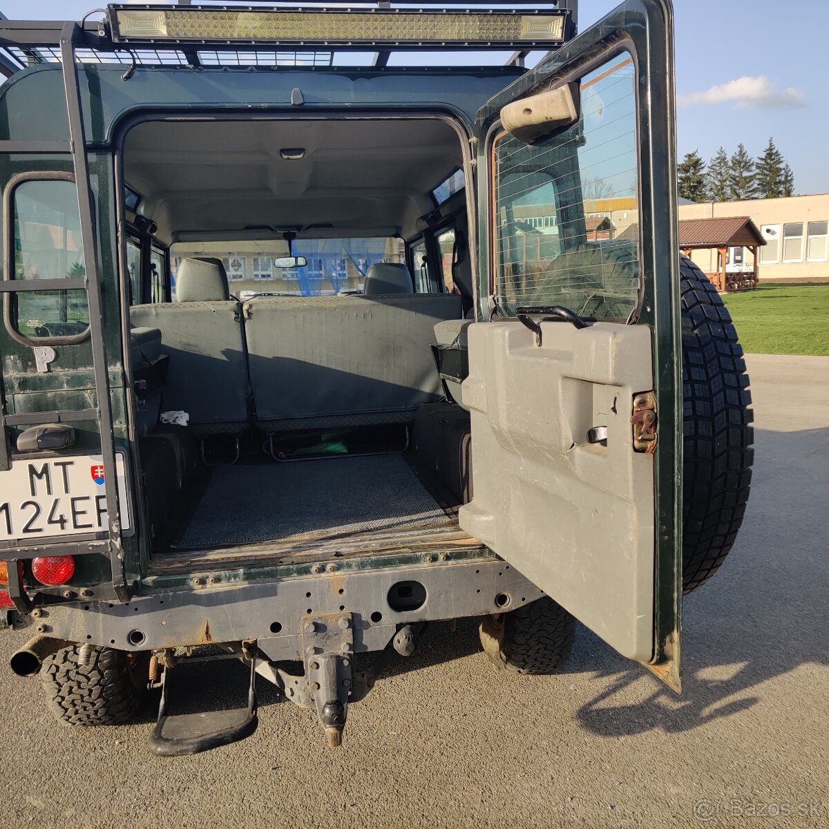 Land Rover Defender 9miest