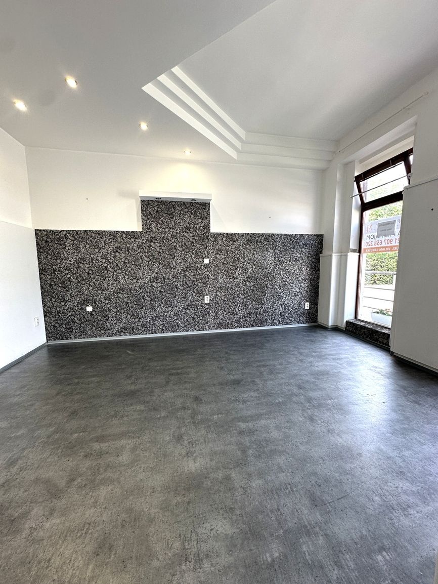 Obchodné - kancelárske priestory priamo v centre mesta Sereď - 4