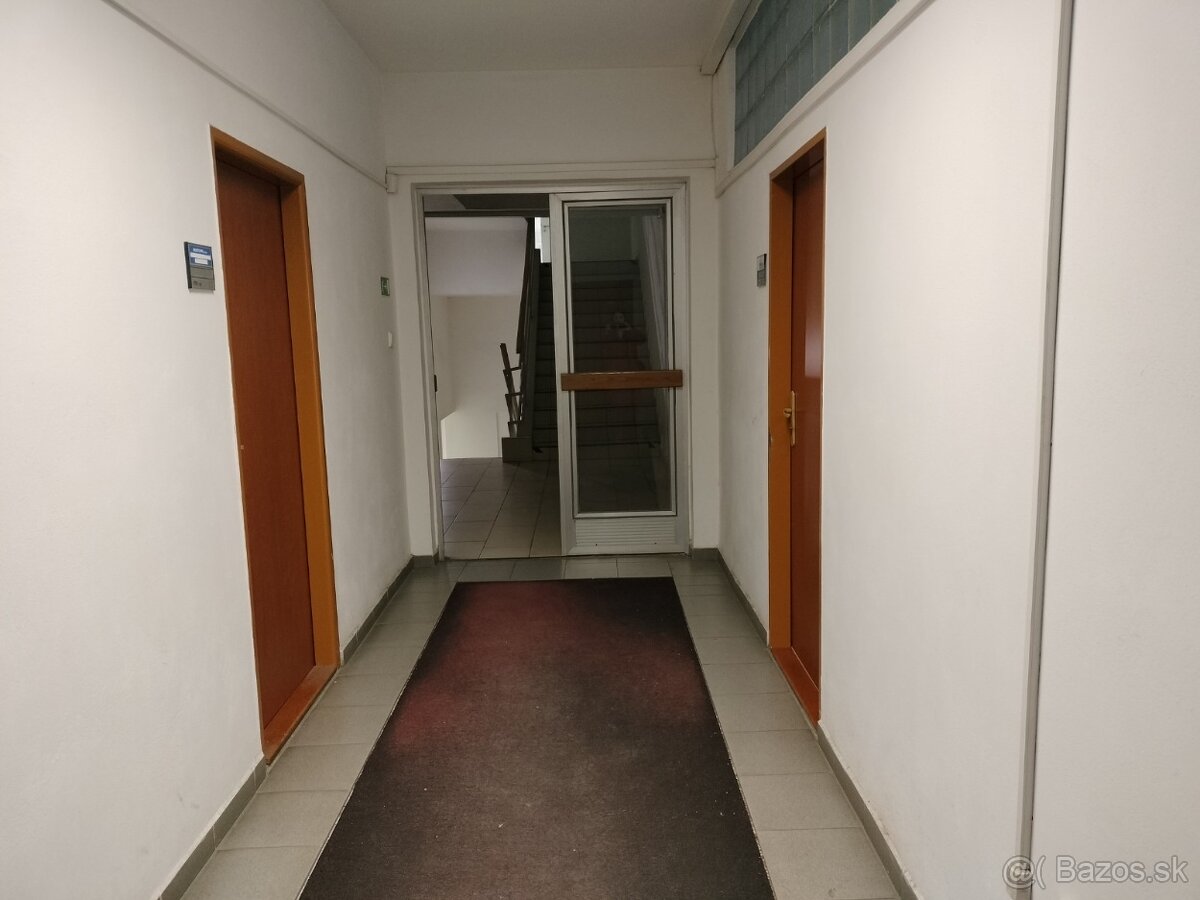 Vyšné Opátske, kancelária - 4