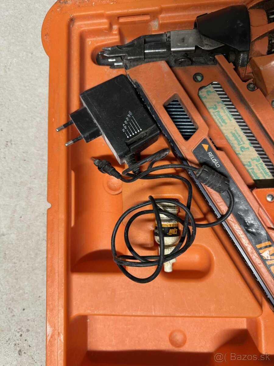 Predám klincovačku Paslode IM90i - 4