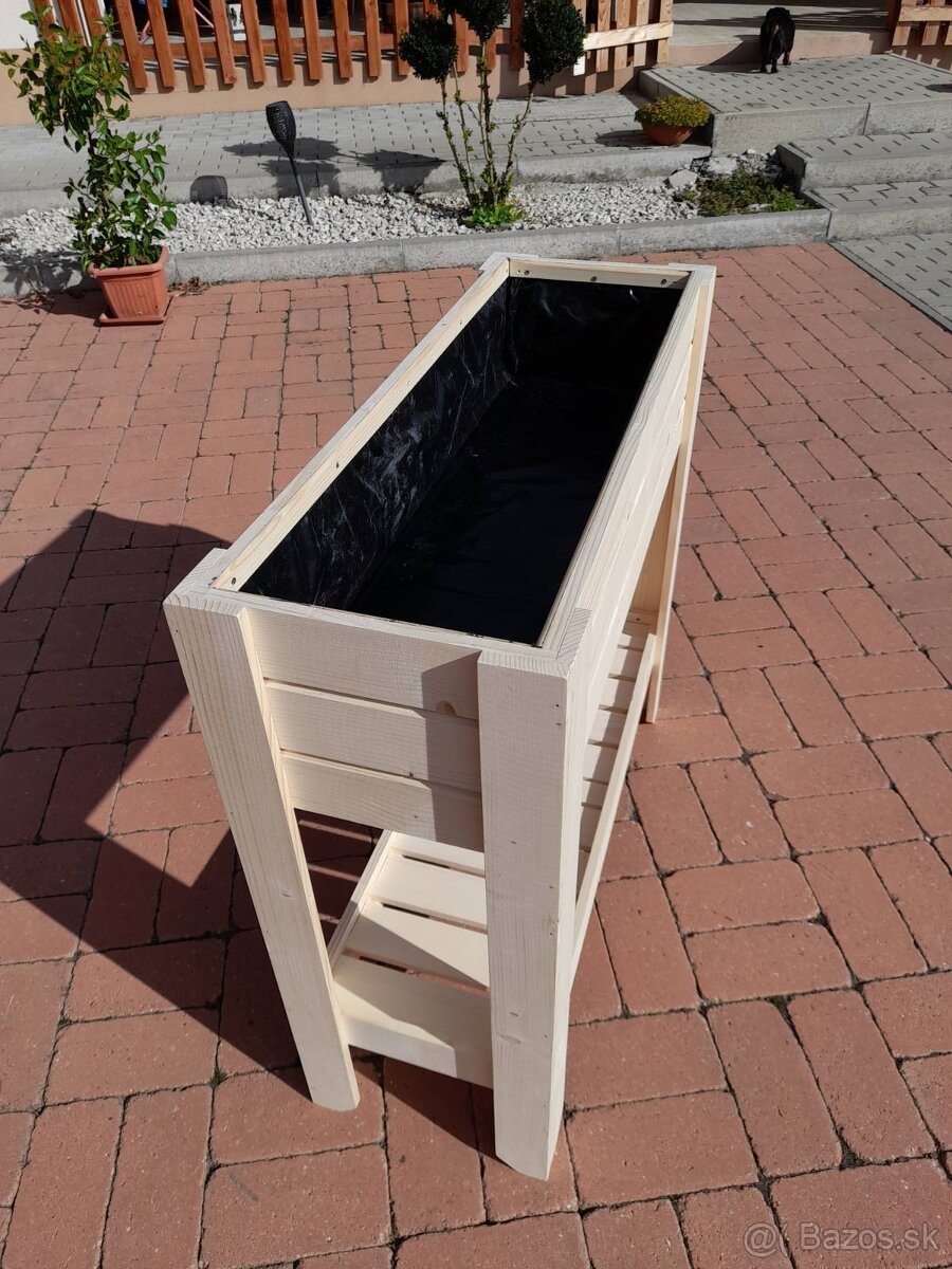 Vyvyšený záhon s policou - 4