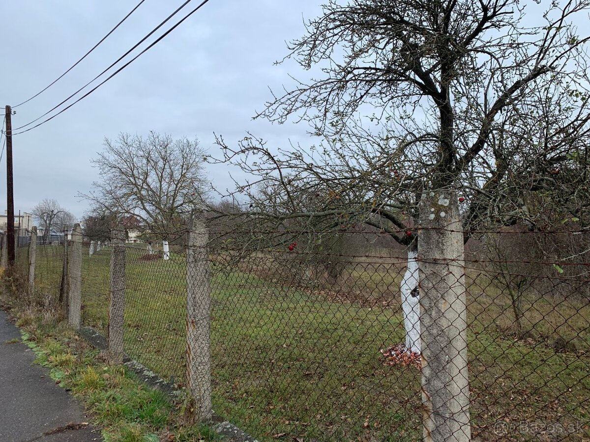 SEČOVCE - ROVINATÝ STAVEBNÝ POZEMOK 1417 PRIAMO V OBCI IS PR - 4