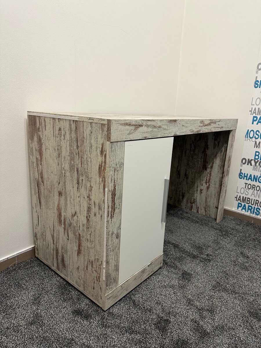 Posteľ a písací stôl - 4