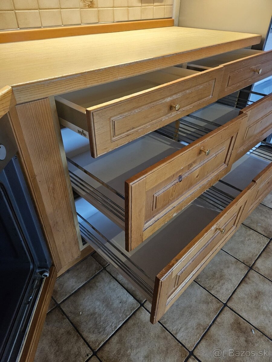 Masívna kuchynská linka z Nemecka so spotrebičmi - 4