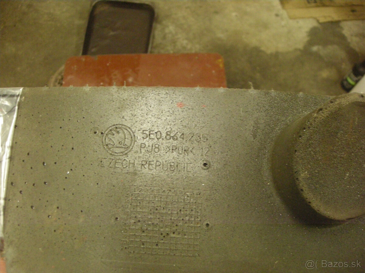 Vypln blatnika / odhlucnenie - Skoda Octavia 3 5E0 864 235 - 4