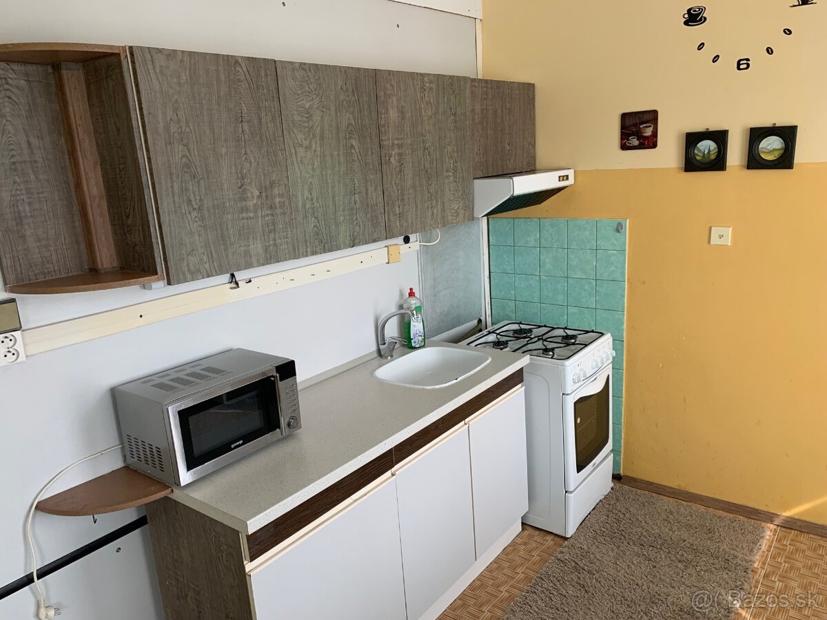 VEĽKÝ 2 IZBOVY BYT Kpt. NÁLEPKU LEVICE - 4