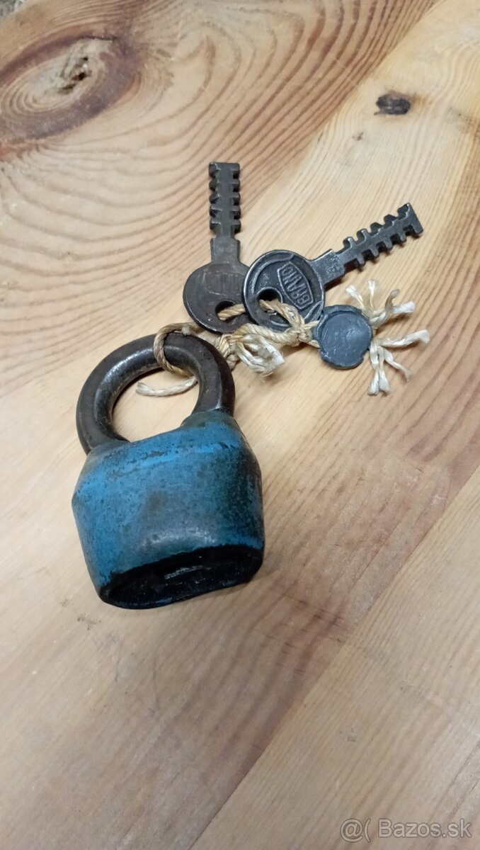 Starý visiaci zámok.. - 4