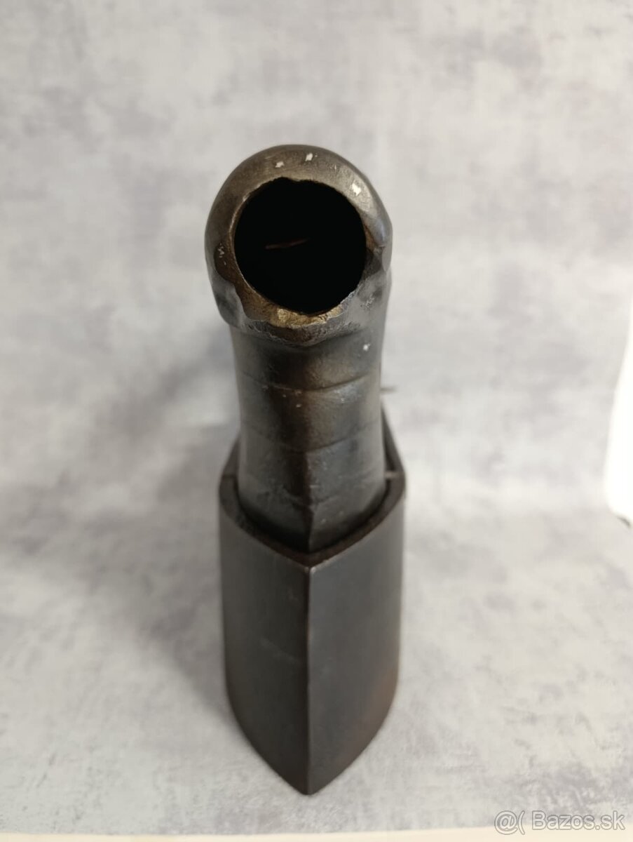 Obrovská atypická komínová žehlička, 9,65kg TOP. Doprava 0 - 4