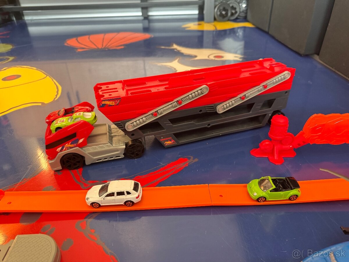 HotWheels kamión-odťahovka, vrtuľník a dráha - 4