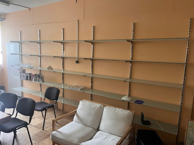 Sklenený obchodný regál - 4