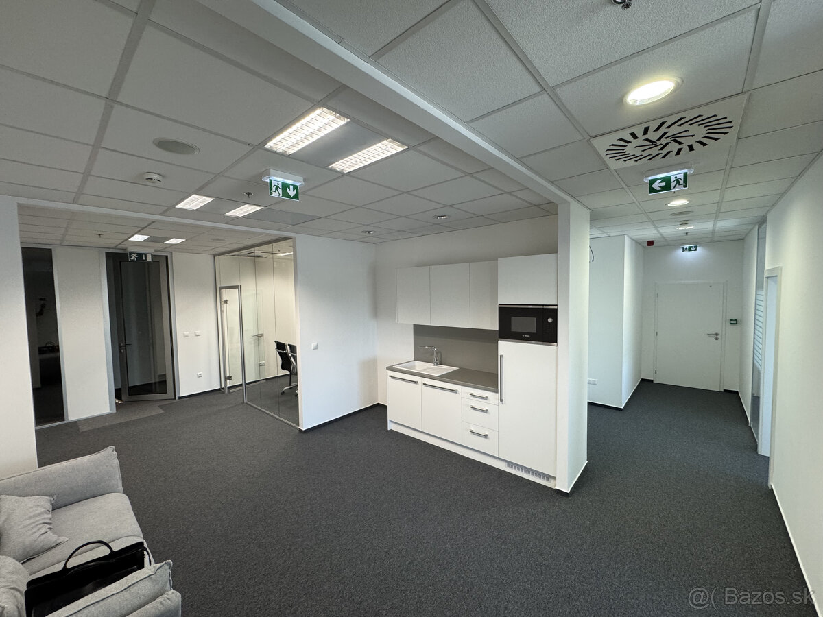 Prenájom novozrekonštruovaného samostatného kancelárskeho tr - 4