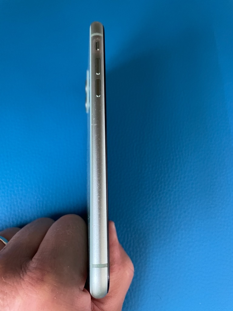 iPhone 11 64 GB - 4