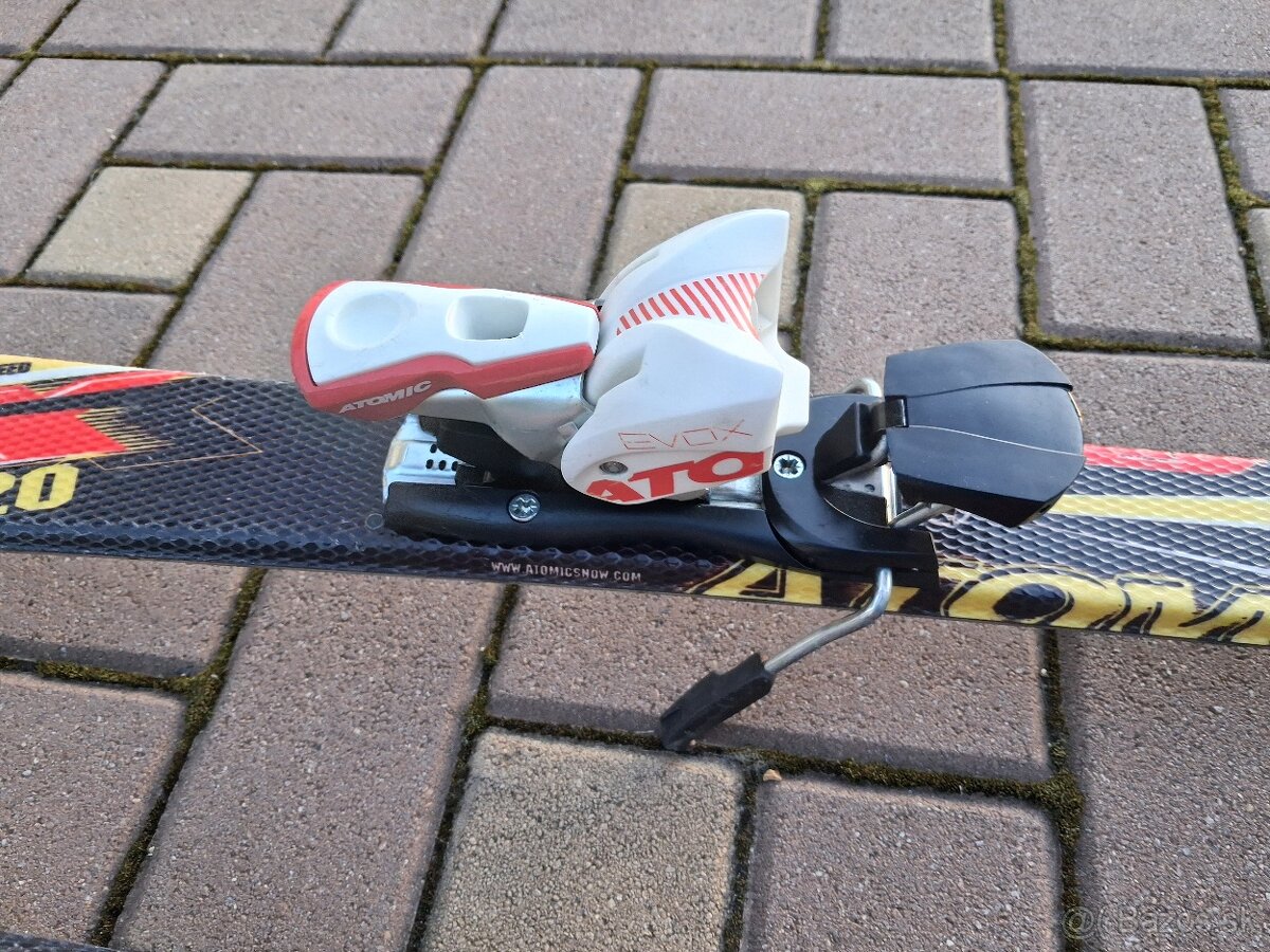 Predám detské lyže Atomic a palice Leki - 4