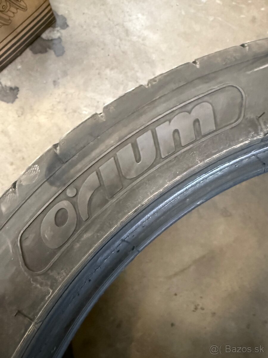 255/40r19 - 4