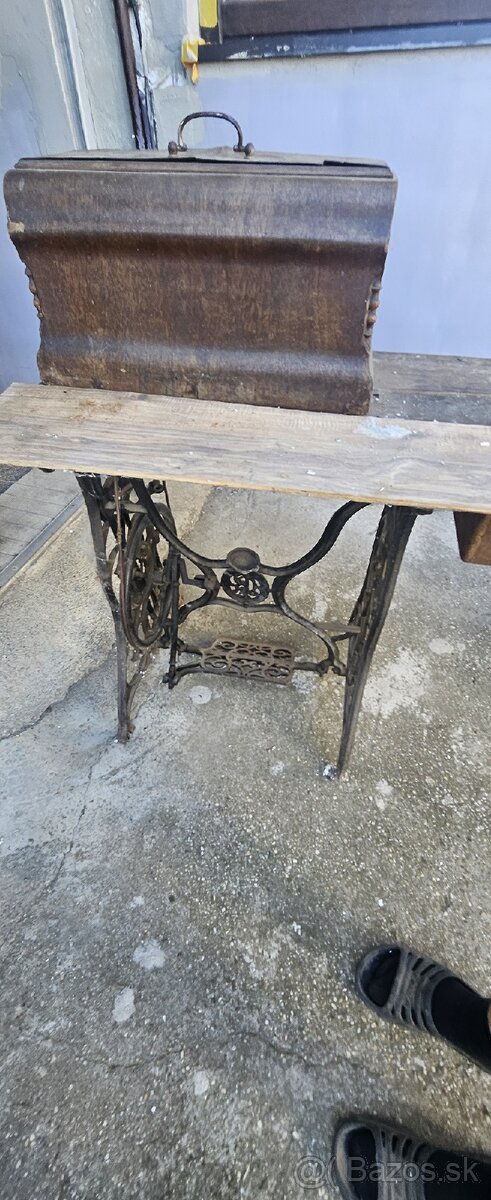 Starý šijací stroj - 4