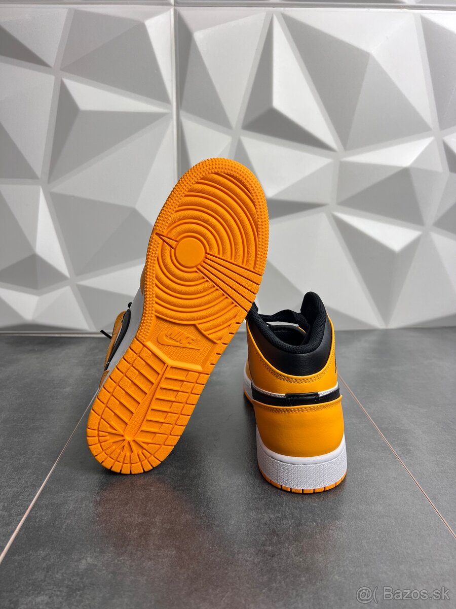 Nike Air Jordan 1 Mid Taxi - 4