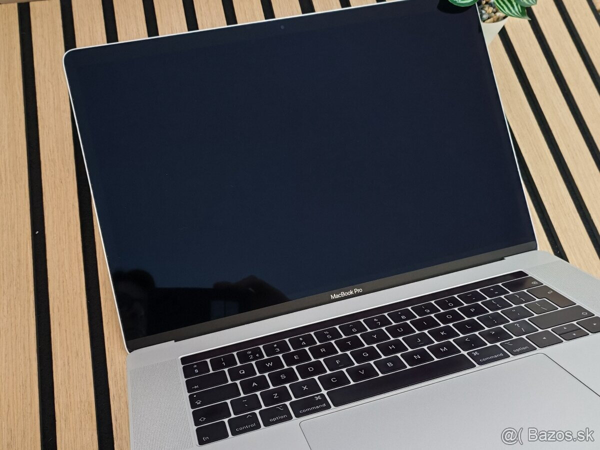 MacBook Pro 15" 2018 Silver | i7 | 16GB RAM | 256GB - 4