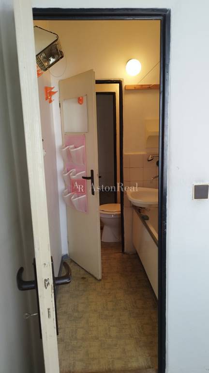 Slnečný 3-izbový byt v pôvodnom stave Pov. Bystrica- SNP - 4