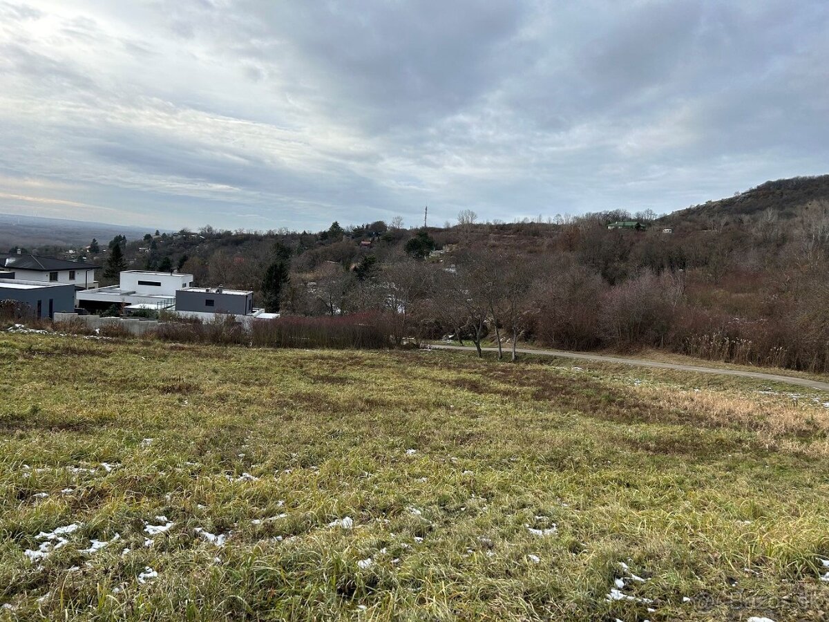 Predáme investičný pozemok s výhľadom na hrad Devín. - 4