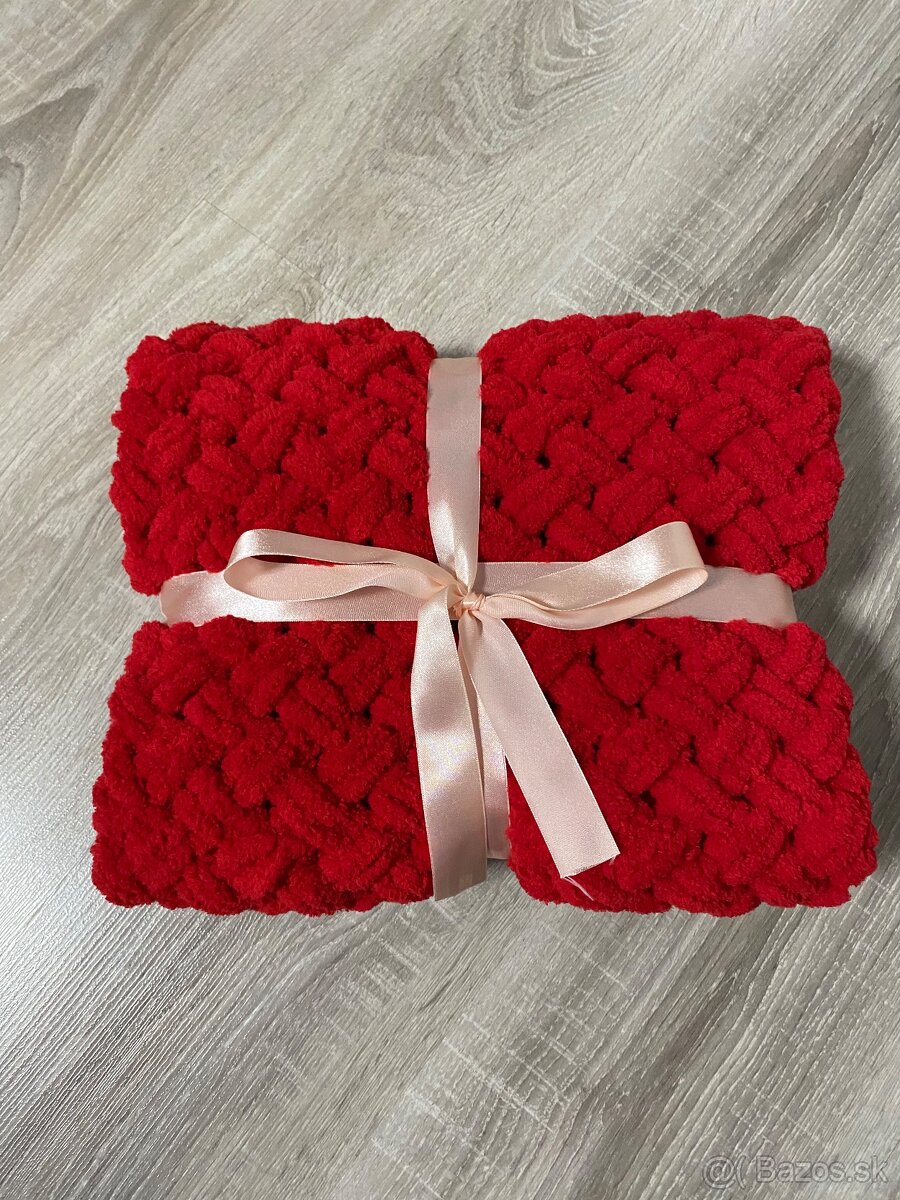 Háčkovaná červená deka z jemnej eco vlny - 4