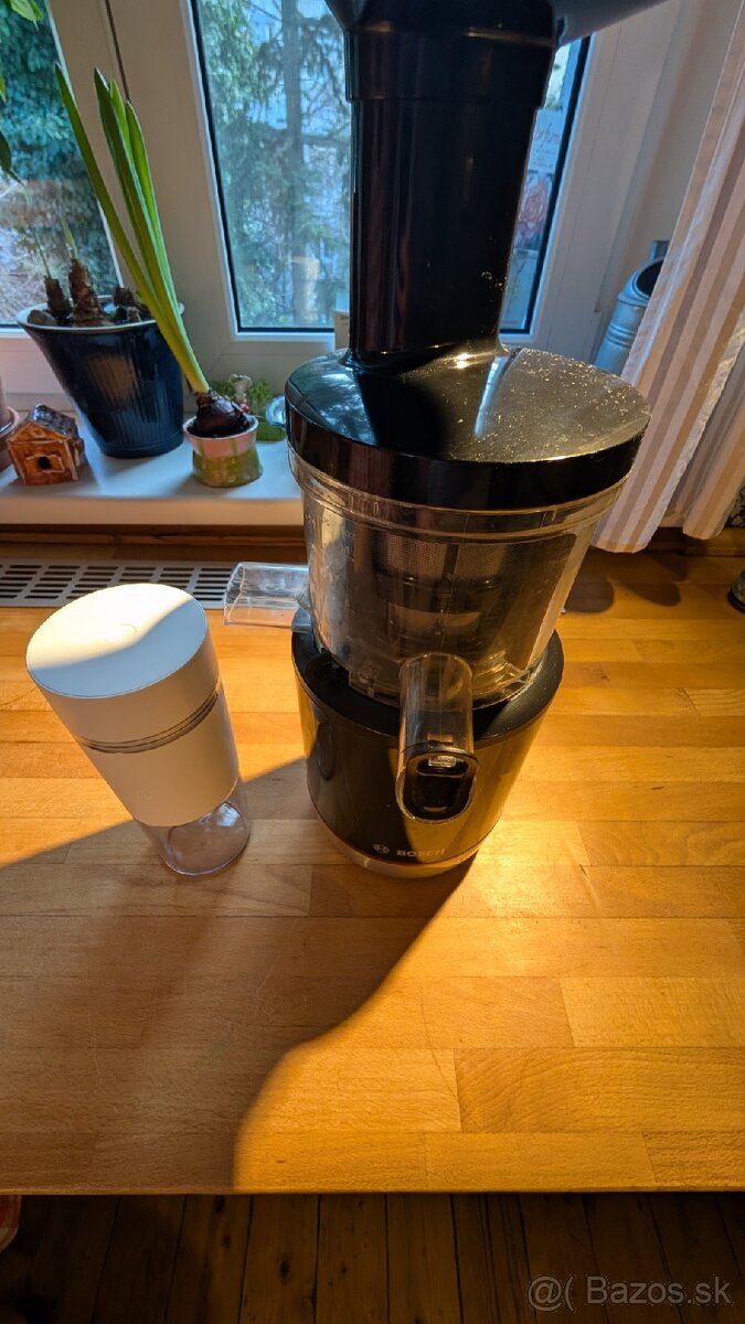 Odšťavovač Bosch MESM731M - 4