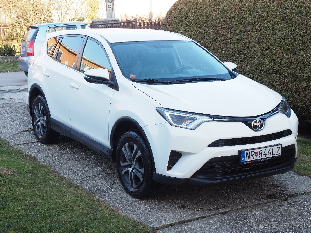 Toyota RAV4 4x4 2017 vyborny stav - 4