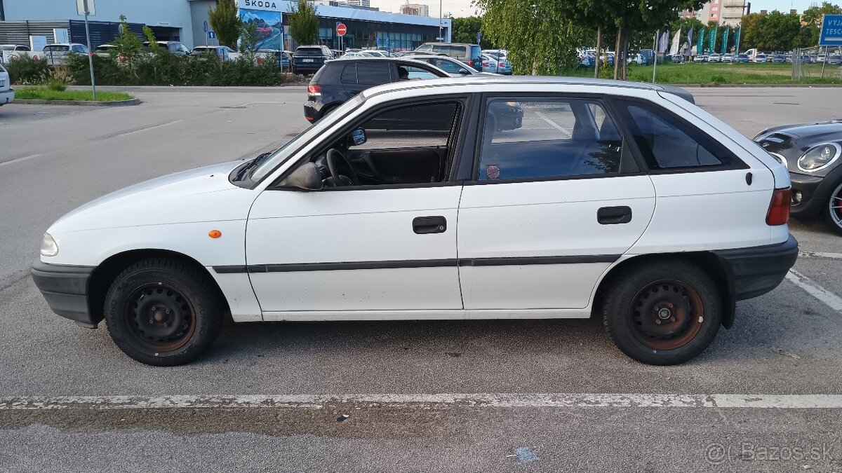 Predám Opel Astra Classic 1.6 s takmer novými pneumatikami - 4