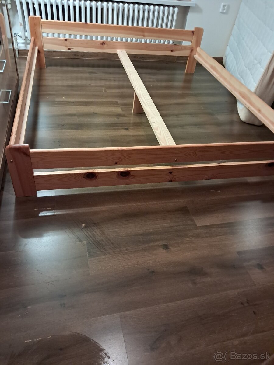 Drevená posteľ s matracom - 4
