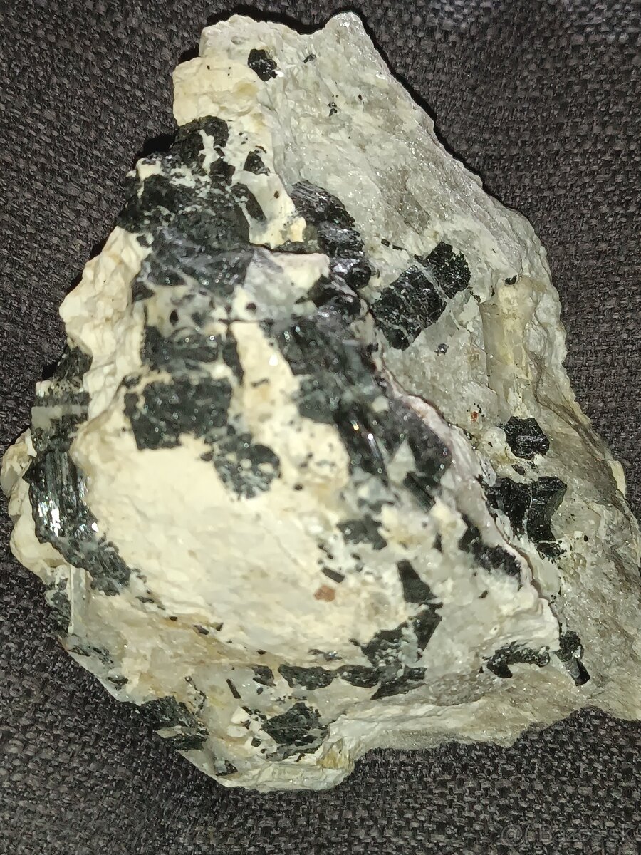 Čierny turmalín v hornine - 4