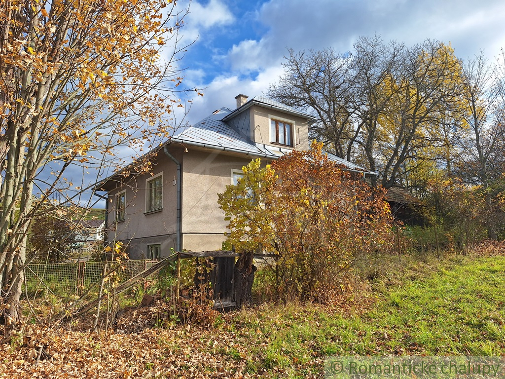 Dom v pôvodnom stave na krásnom pozemku (2130m2) v malej d - 4