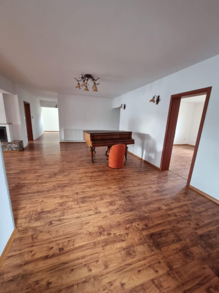 Ponúkame na predaj priestranný, viacgeneračný rodinný dom v - 4