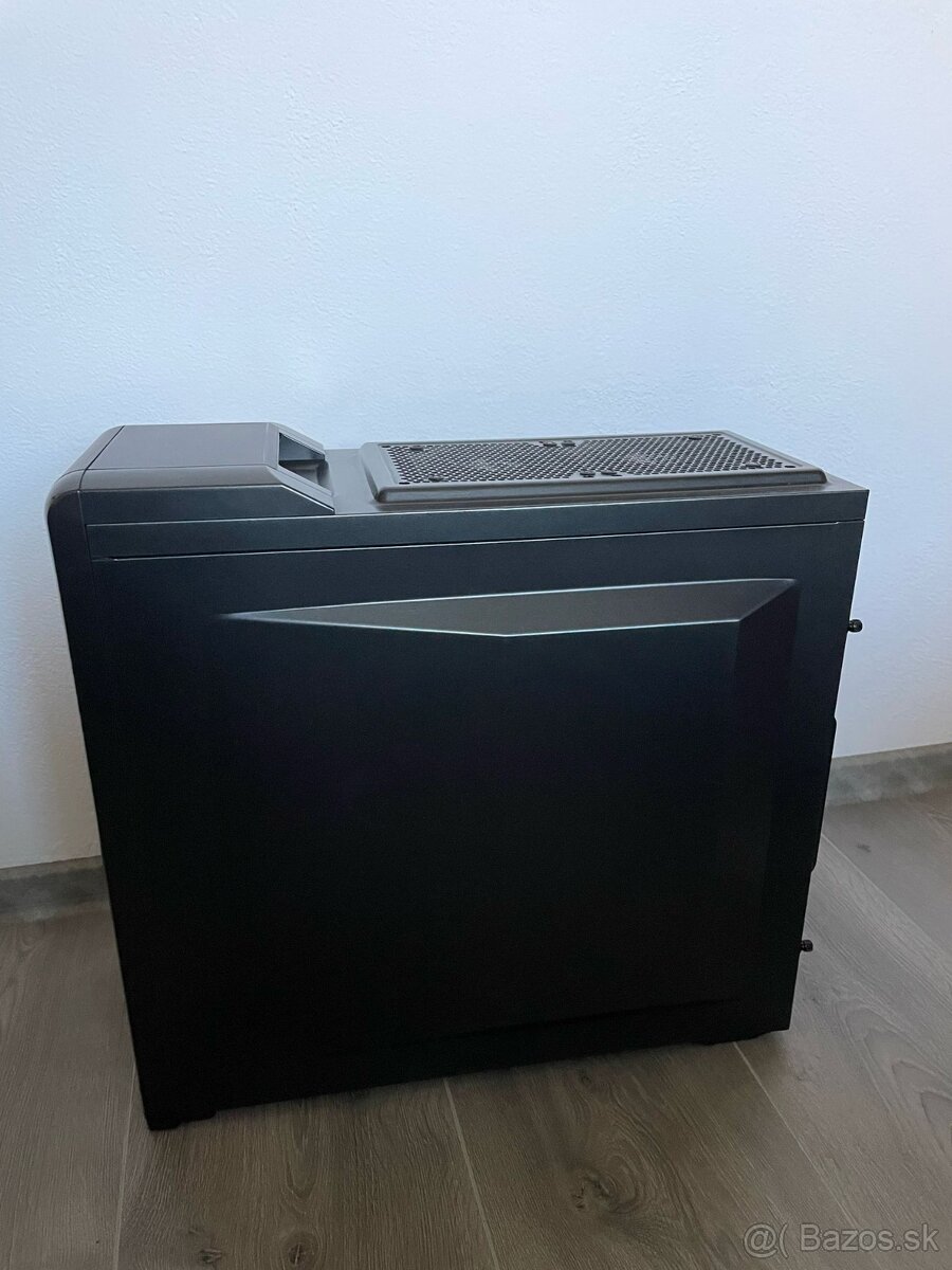 Skrinka Corsair Carbide 400R - 4