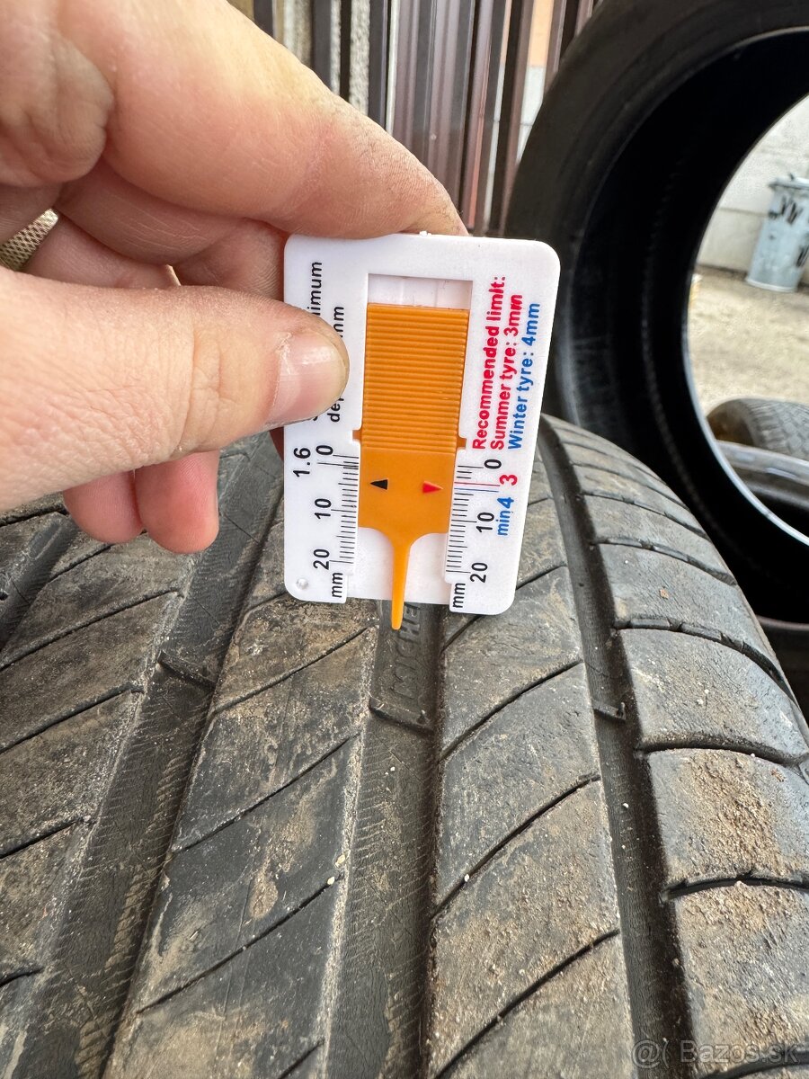 Mischelin 215/60 R17 - 4