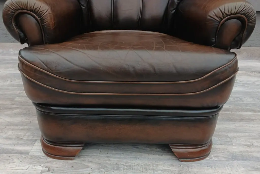 Kreslo kožené v štýle Chesterfield. - 4