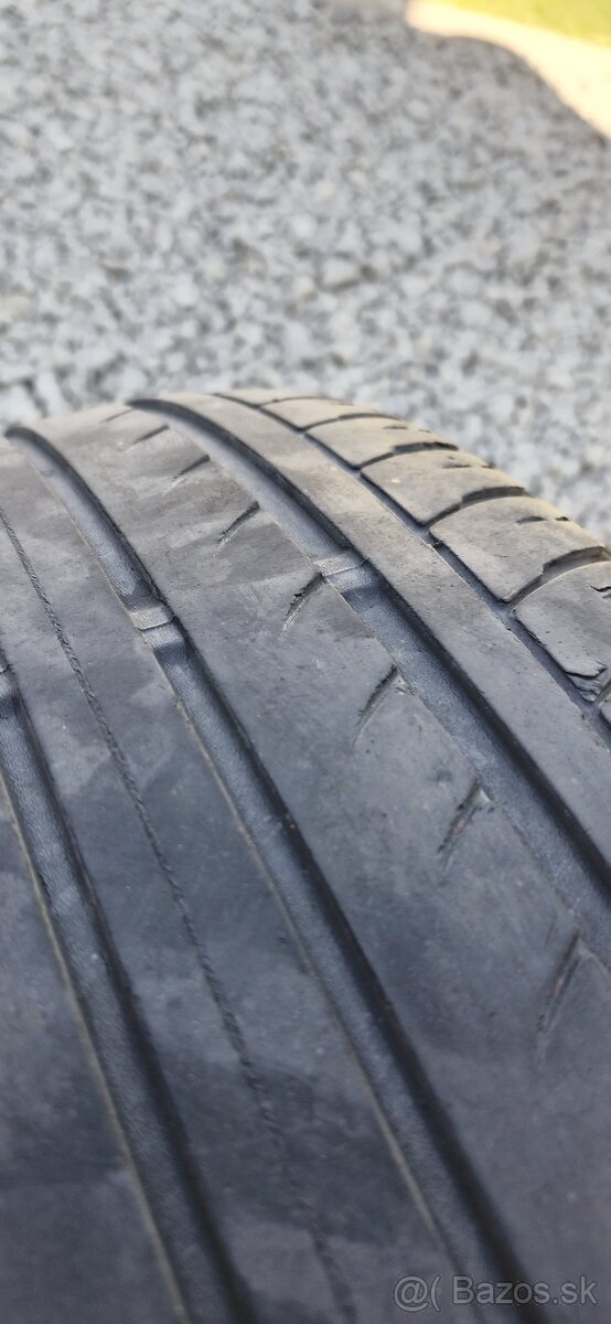 235/35R19 - 4