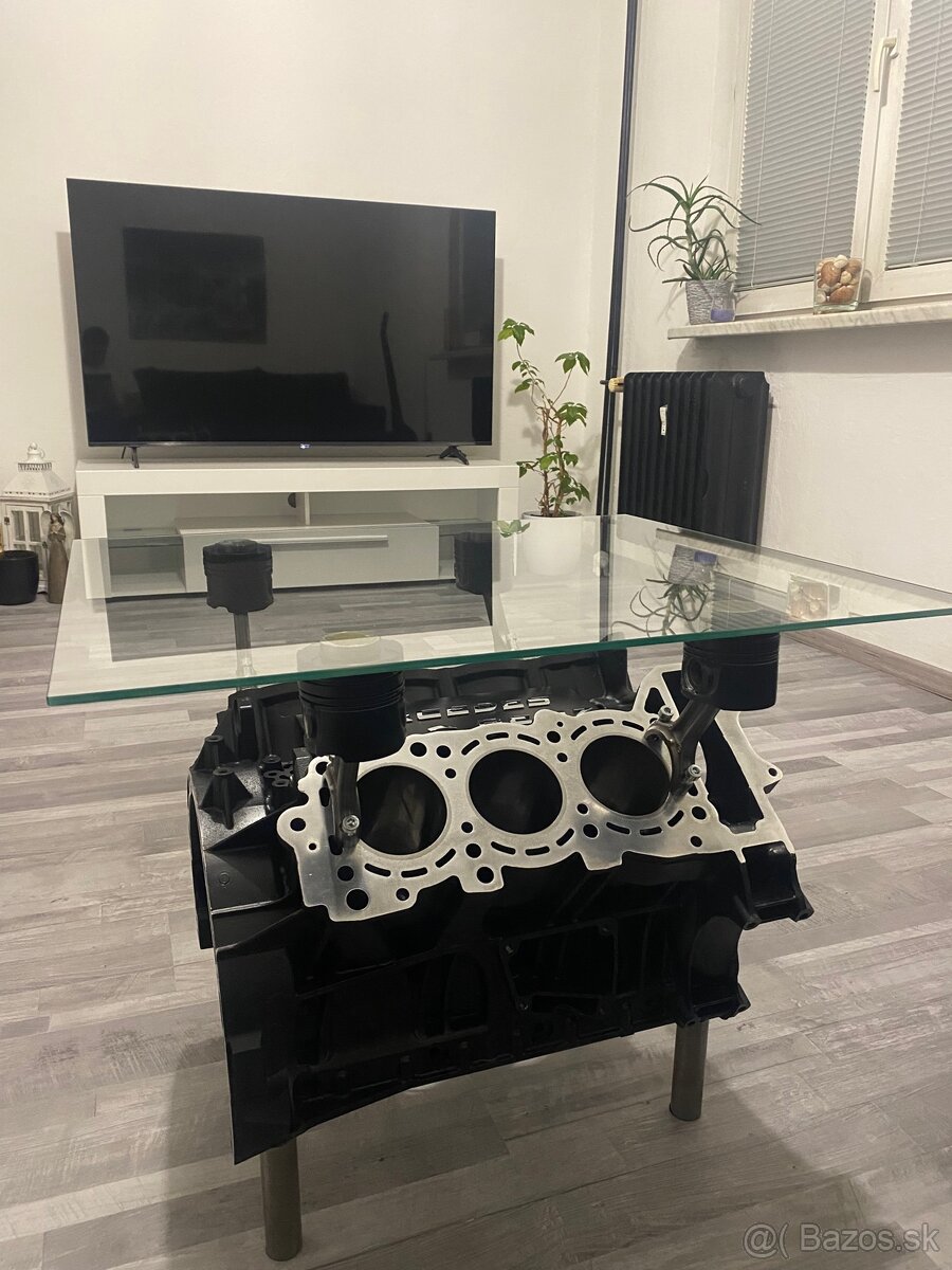 Stôl z motora Mercedes-Benz V6 - 4