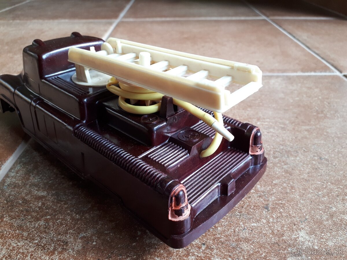 Stara hracka - Stare auto : Hasicske auto od IGRA - 4