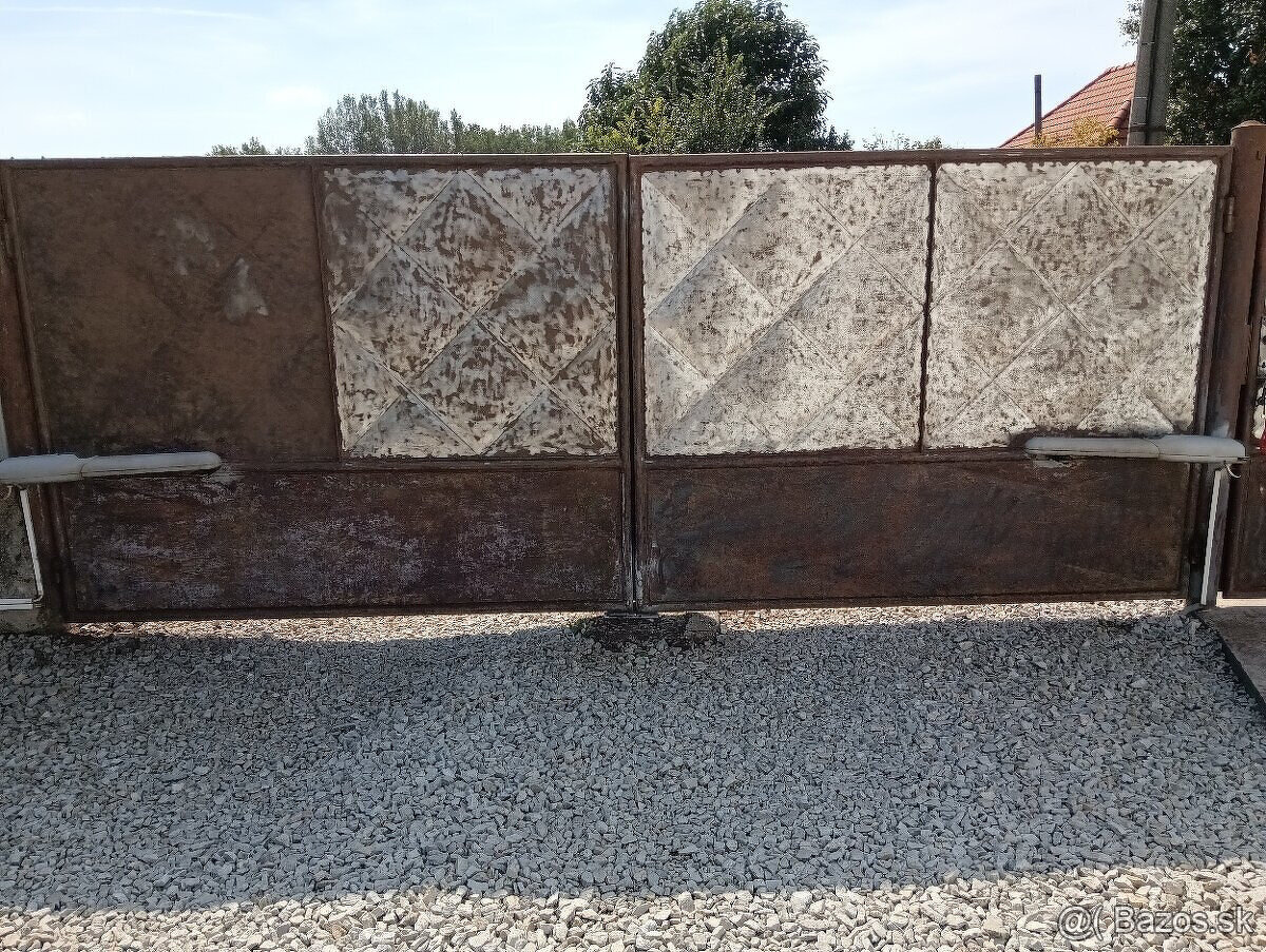 Predám dvojkrídlová brána + bránička - 4