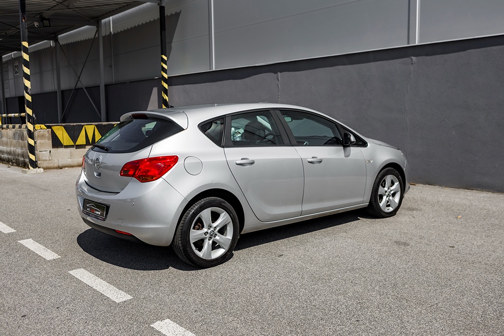 Opel Astra 1.6 ECOTEC 85kW Enjoy M5 03/2012 - 4