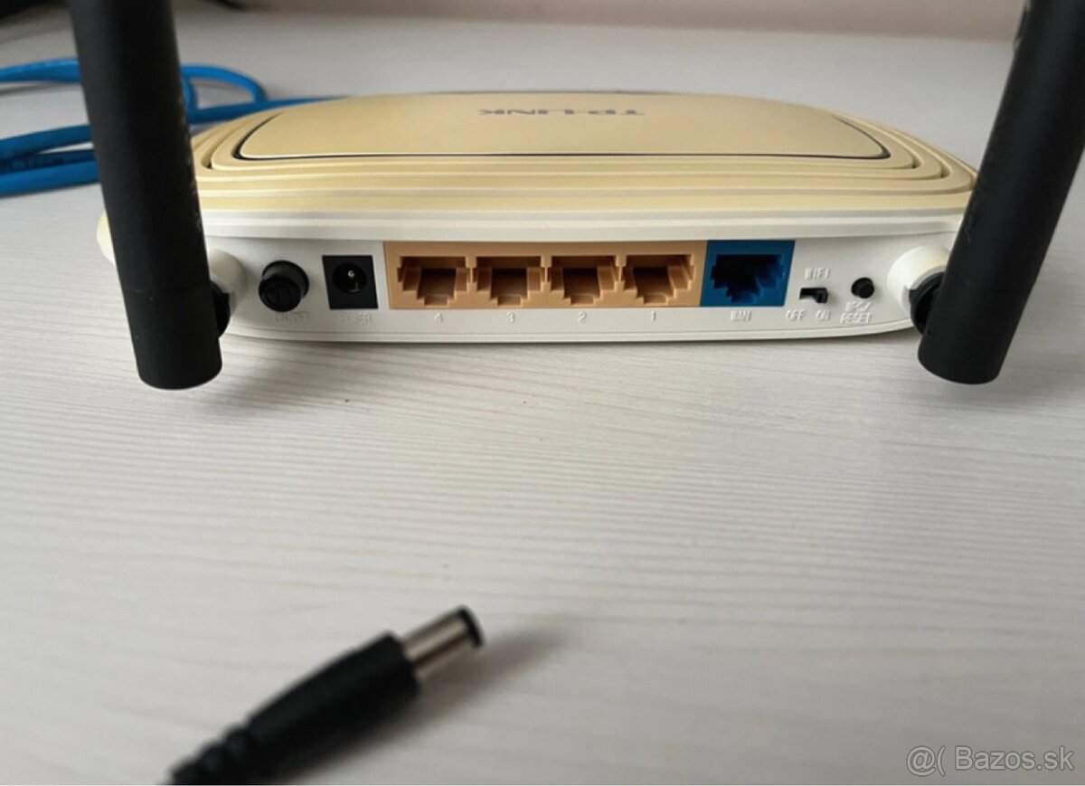 TP Link Wi-Fi router - 4